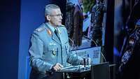 Ein General spricht an einem Rednerpult