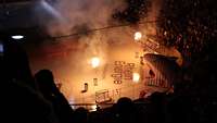 Das Spielfeld wird mit einem Feuerwerk erstrahlt.