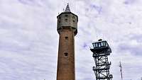 Ein alter Backsteinturm und ein moderner Aussichtsturm