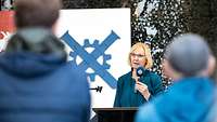 Rednerin des BMVg beim Richtfest Eine blonde Frau hinter einem Rednerpult bei einem Richtfest.