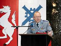 Rede des Kommandeurs zum Richtfest Ein Mann hinter einem Rednerpult.