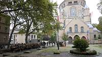 Teilnehmende des Gereon Walk vor der Kirche St. Gereon