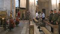 Der Leitende Militärdekan Rainer Schnettker beim Einzug zum Gottesdienst