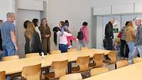 Mehrere Menschen stehen vor der Ausgabe der Verpflegung.
