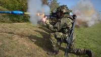 Das blaue Übungsgeschoss einer Panzerfaust 3 verlässt in Flammen und Rauch gehüllt das Rohr.