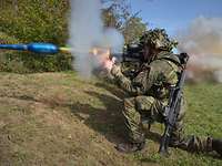 Das blaue Übungsgeschoss einer Panzerfaust 3 verlässt in Flammen und Rauch gehüllt das Rohr.