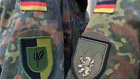 Das Bild zeigt die beiden Wappen der Unterstützungsbataillone Einsatz 1 und 10.