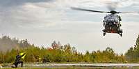 Ein Hubschrauber im Landeanflug