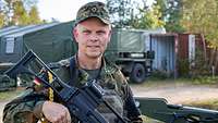 Soldat mit Gewehr in der Hand 