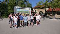 Ein Gruppenbild vor dem Eingang des Erlebnisparks Tripsdrill.