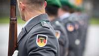 Mehrere Soldatinnen und Soldaten des Wachbataillons stehen nebeneinander