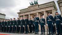 Eine Formation des Wachbataillons steht vor dem Brandenburger Tor in Berlin