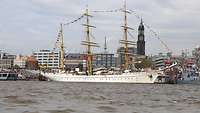 Ein Segelschiff liegt im Hamburger Hafen 