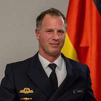 Verteidigungsminister Boris Pistorius steht neben einem im Rollstuhl sitzenden Soldaten vom Marinefliegergeschwader 5