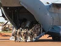 Mehrere Soldaten steigen über die Heckrampe in das Transportflugzeug A400M am Flughafen Gao.