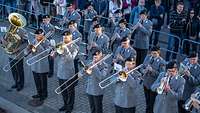 Militärmusiker spielen auf ihren Instrumenten vor Publikum 
