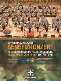 Soldatinnen und Soldaten eines Militärorchesters stehen mit ihren Instrumenten vor Notenständern.
