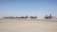 Im Bild sind nebeneinander aufgereiht vier deutsche Eurofighter und vier jordanische F-16 auf dem Rollfeld zu sehen.