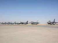 Im Bild sind nebeneinander aufgereiht vier deutsche Eurofighter und vier jordanische F-16 auf dem Rollfeld zu sehen.