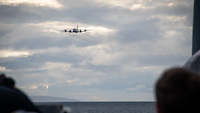 Der Seefernaufklärer P-3C Orion Vorbeiflug eines deutschen Seefernaufklärers aus Sicht der Brücke auf einer Fregatte.