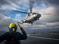 Präsenz zeigen Ein Helikopter startet vom Flugdeck einer Fregatte. Im Vordergrund ist der Flugdeck-Offizier zu sehen.