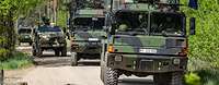 Fahrzeuge der Bundeswehr auf einem Feldweg