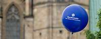 Ein blauer Luftballon mit der Aufschrift "Bundeswehr Wir.Dienen.Deutschland."