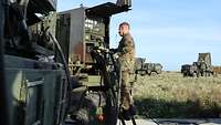 Zwei Soldaten betanken einen Generator. 