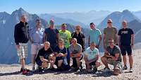 Gruppenfoto auf der Zugspitze mit Alpenpanorama