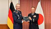 General Schelleis überreicht General Yoshida ein Gastgeschenk.