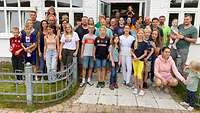 Gruppenfoto vor dem Haus Ostsee