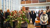 Einzug des Kirchenvorstands mit Altarschmuck Einzug des Kirchenvorstands mit Altarschmuck
