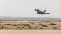 Ein Eurofighter kurz nach dem Start über der Startbahn in Al-Asrak.