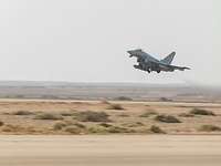 Ein Eurofighter kurz nach dem Start über der Startbahn in Al-Asrak.