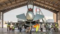 Ein Eurofighter steht in einem Shelter. Daneben weht auf einem Hügel die Fahne Mecklenburg-Vorpommerns.