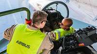 Sicht von oben auf einem Soldaten im EF-Cockpit. Der FSR steht daneben auf einer Leiter.