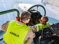 Sicht von oben auf einem Soldaten im EF-Cockpit. Der FSR steht daneben auf einer Leiter.