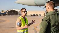 Man sieht zwei Personen, den FSR und den Pilot, die seitlich vor einem Eurofighter stehen.