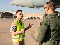 Man sieht zwei Personen, den FSR und den Pilot, die seitlich vor einem Eurofighter stehen.