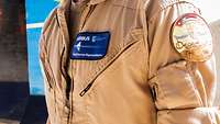 Es sind 2 Patches auf einer Fliegerkombi zusehen: Desert Air und von Airbus.