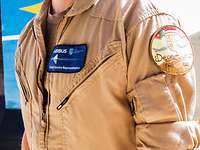 Es sind 2 Patches auf einer Fliegerkombi zusehen: Desert Air und von Airbus.