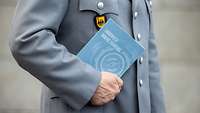 Soldat mit „Handbuch Innere Führung“ unter dem Arm