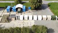 Containerdorf Testumgebung Container auf einer asphaltierten Fläche
