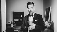 Schwarz-weiß-Foto von Musiker Tom Gaebel im Smoking.