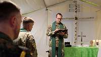 Der US-Militärpfarrer hält die Ansprache, der Kontingentführer übersetzt