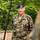 Ein Soldat steht vor einem Wald