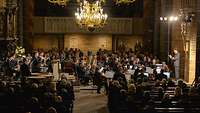 Der festlich erleuchtete Dom mit Überblick über das Orchester und das Publikum
