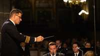 Der Dirigent und sein Orchester in Aktion