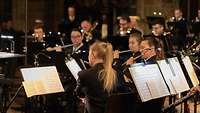 Musikerinnen und Musiker in der Kirche