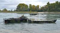 Zwei Motorboote mit je einem Innenabschnitt fahren auf dem Rhein.